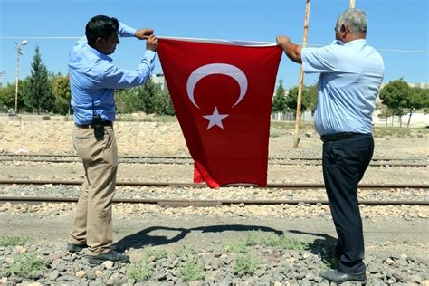 S­u­r­i­y­e­ ­s­ı­n­ı­r­ı­ ­T­ü­r­k­ ­b­a­y­r­a­k­l­a­r­ı­y­l­a­ ­d­o­n­a­t­ı­l­d­ı­